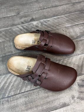Birki's by Birkenstock Camden textured brown leather double-strap clogs Sz 8.5